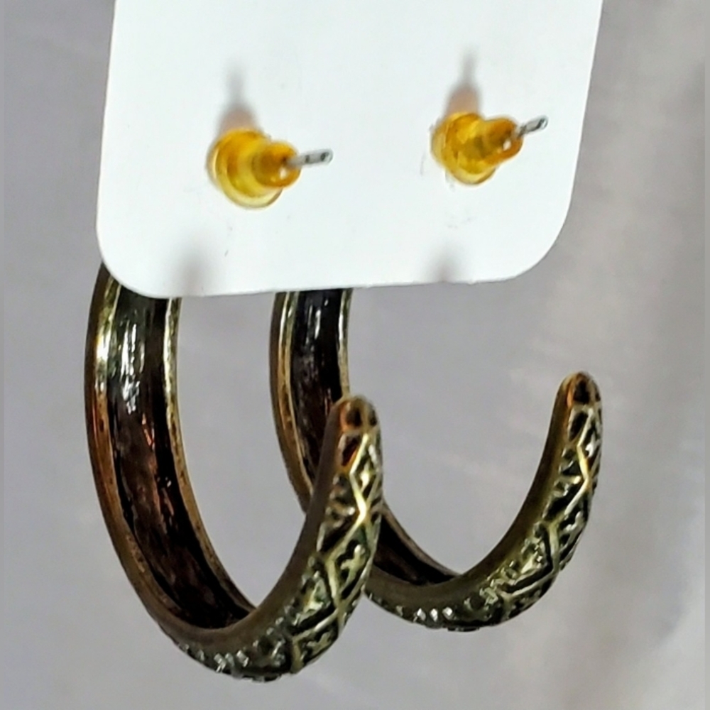 Set Of Brass and Maroon Fringe Necklace And Earring Set. - Picture 6 of 9